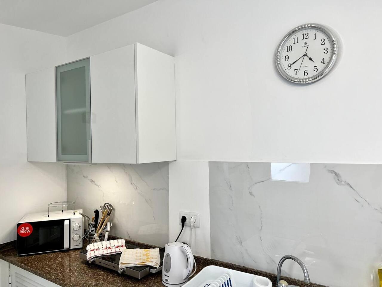Modern Minimalist Studio With Essential Comfort ฟุงชาล ภายนอก รูปภาพ