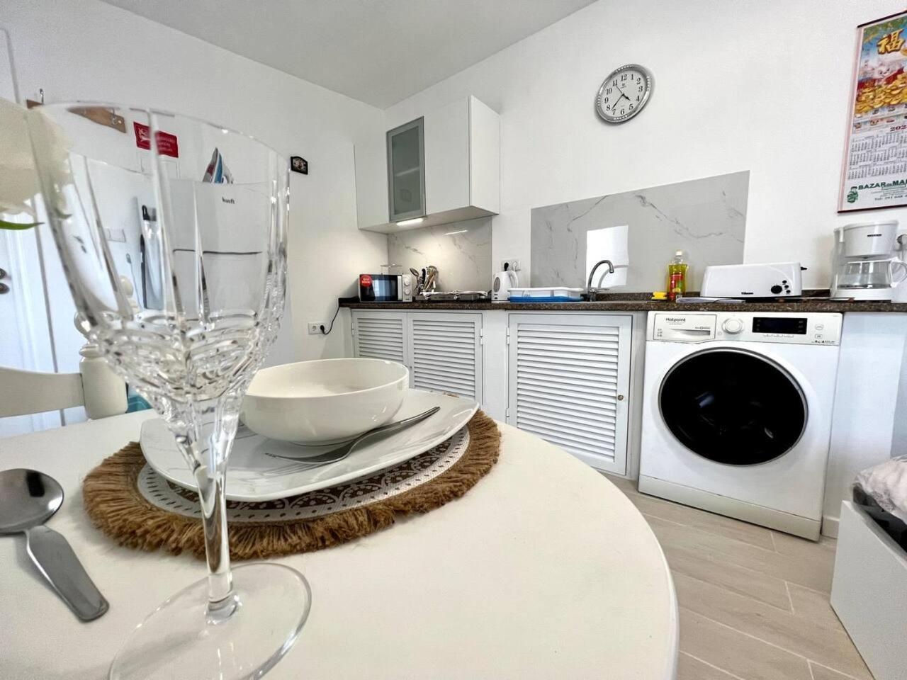 Modern Minimalist Studio With Essential Comfort ฟุงชาล ภายนอก รูปภาพ