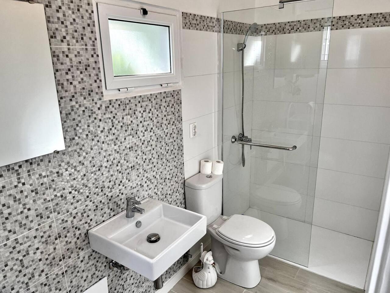 Modern Minimalist Studio With Essential Comfort ฟุงชาล ภายนอก รูปภาพ