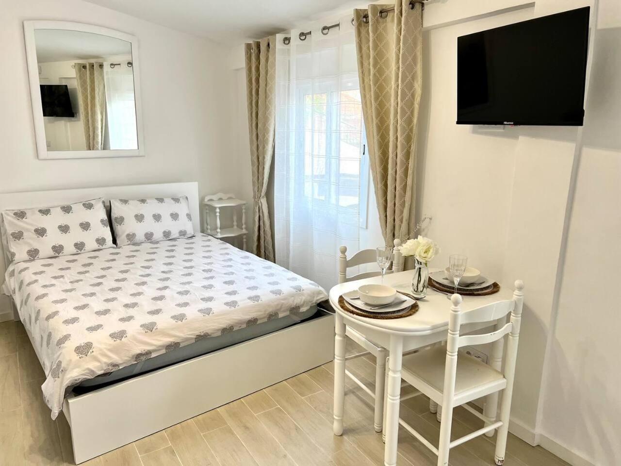 Modern Minimalist Studio With Essential Comfort ฟุงชาล ภายนอก รูปภาพ
